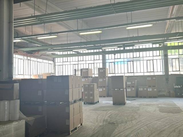 Locale Commerciale in affitto a Arosio, Lombardia