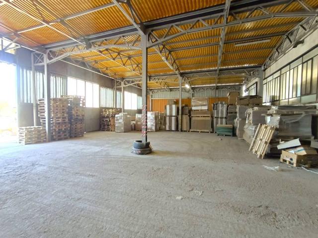 Locale Commerciale in affitto a Arosio, Lombardia
