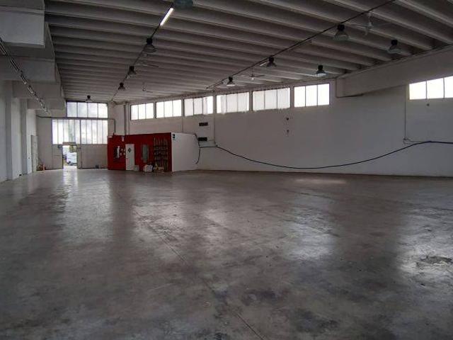 Locale Commerciale in affitto a Arzano, Campania