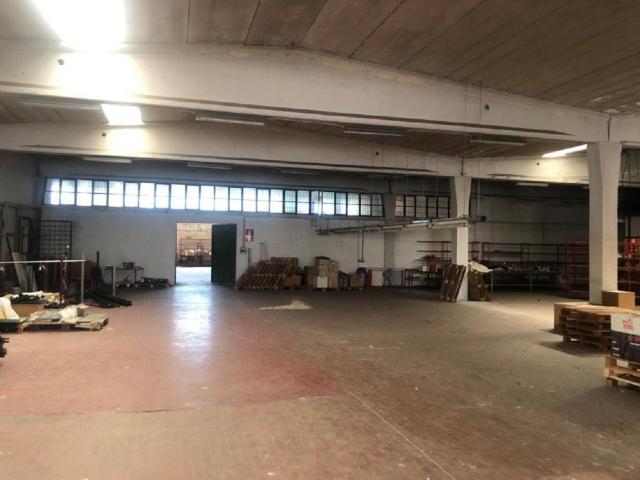 Locale Commerciale in affitto a Arzano, Campania