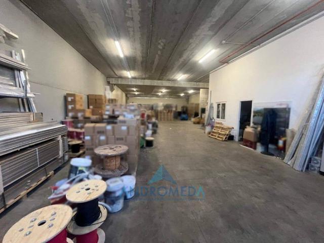 Locale Commerciale in affitto a Arzano, Campania