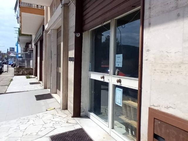 Locale Commerciale in affitto a Arzano, Campania