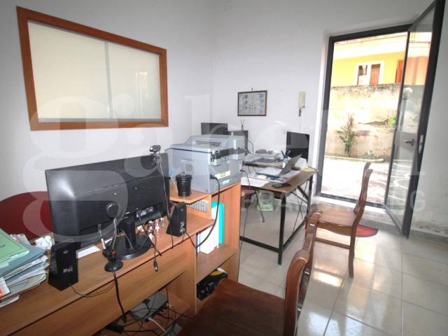 Locale Commerciale in affitto a Arzano, Campania