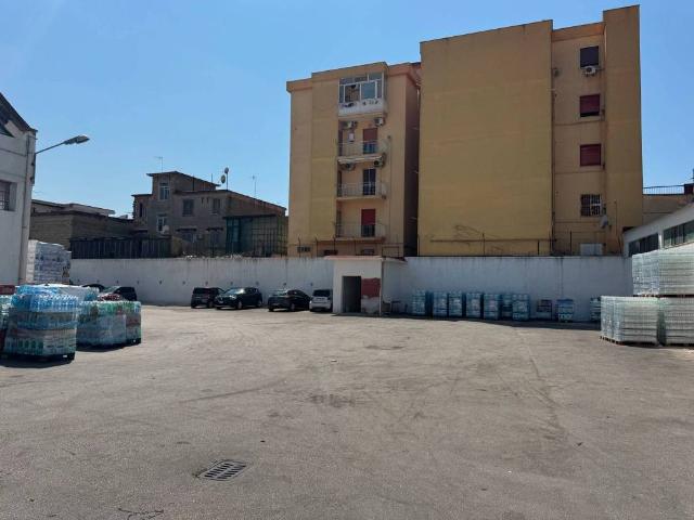 Locale Commerciale in affitto a Arzano, Campania
