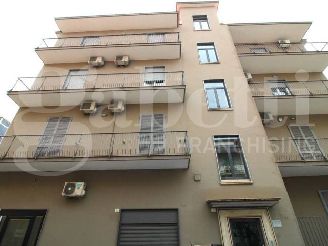 Locale Commerciale in affitto a Arzano, Campania