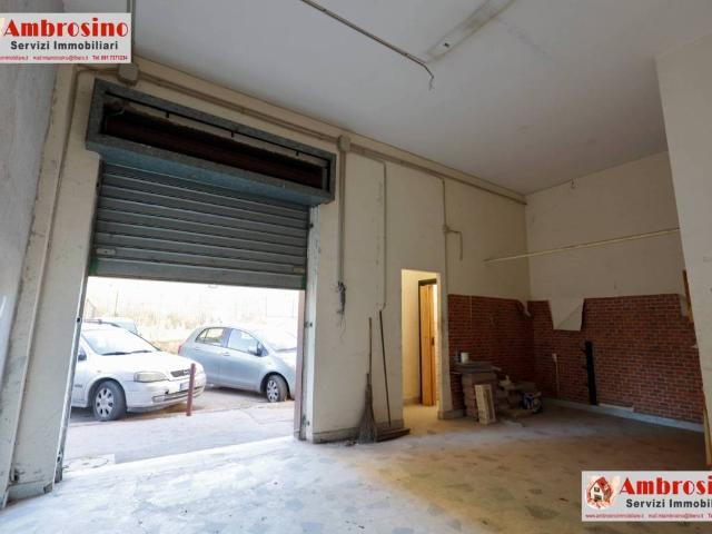 Locale Commerciale in affitto a Arzano, Campania