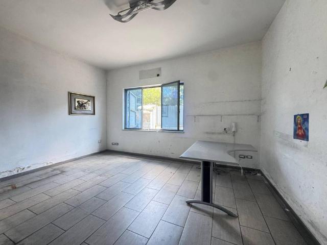 Locale Commerciale in affitto a Arzano, Campania