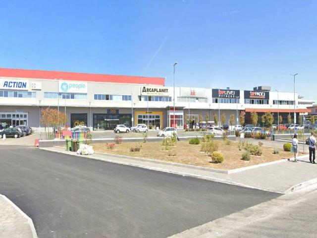 Locale Commerciale in affitto a Arzano, Campania