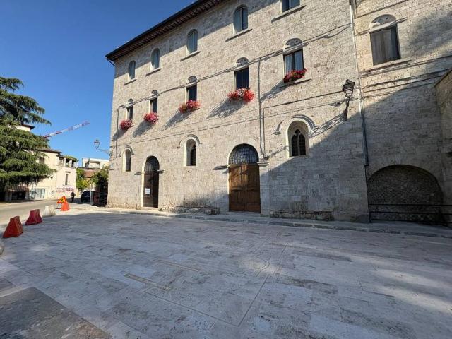 Locale Commerciale in affitto a San Venanzio, Marche