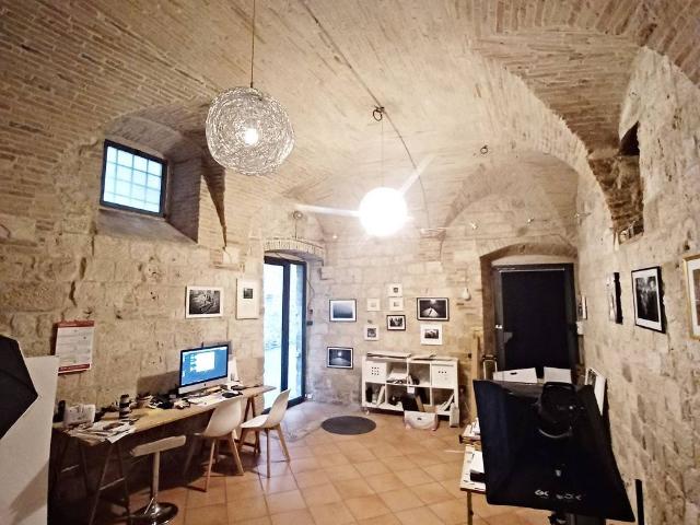 Locale Commerciale in affitto a San Giacomo, Marche