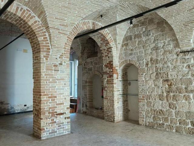 Locale Commerciale in affitto a San Giacomo, Marche
