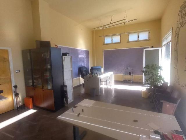 Locale Commerciale in affitto a Brecciarolo, Marche