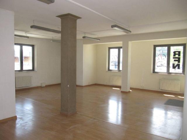 Locale Commerciale in affitto a Brecciarolo, Marche