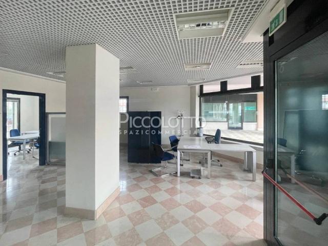 Locale Commerciale in affitto a Fonte, Asolo