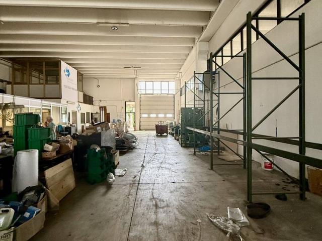 Locale Commerciale in affitto a Assago, Lombardia