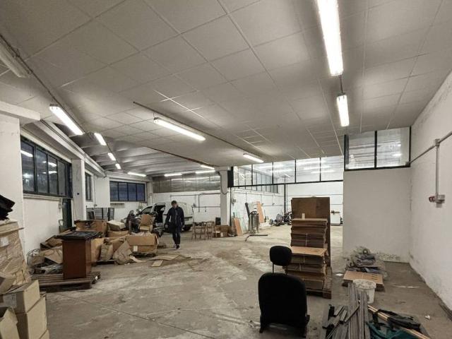 Locale Commerciale in affitto a Assago, Lombardia