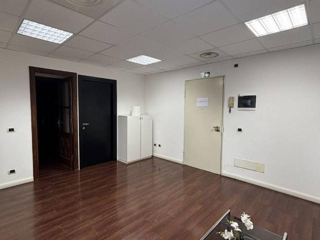 Locale Commerciale in affitto a Bazzana Inferiore, Assago