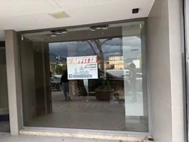 Locale Commerciale in affitto a Assisi, Umbria