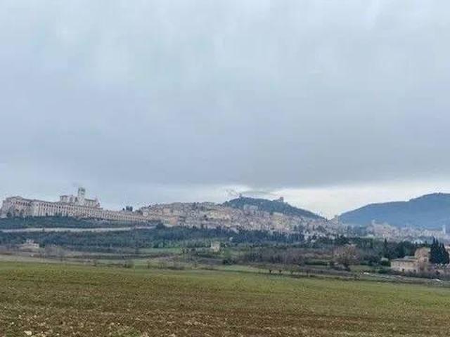 Locale Commerciale in affitto a Assisi, Umbria
