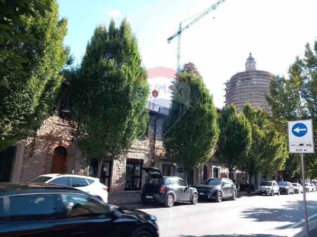 Locale Commerciale in affitto a Assisi, Perugia