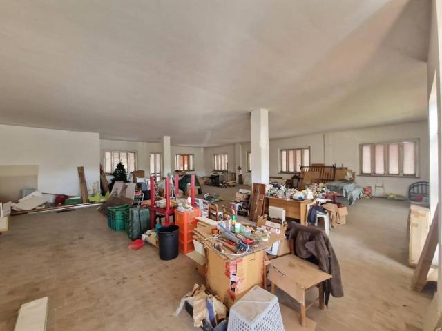 Locale Commerciale in affitto a Santa Maria degli Angeli, Assisi