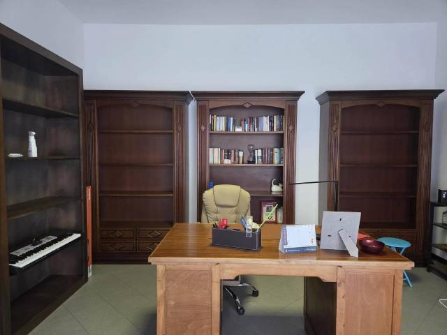 Locale Commerciale in vendita a Assisi, Umbria