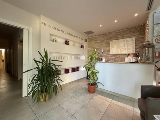 Locale Commerciale in affitto a Santa Maria degli Angeli, Assisi