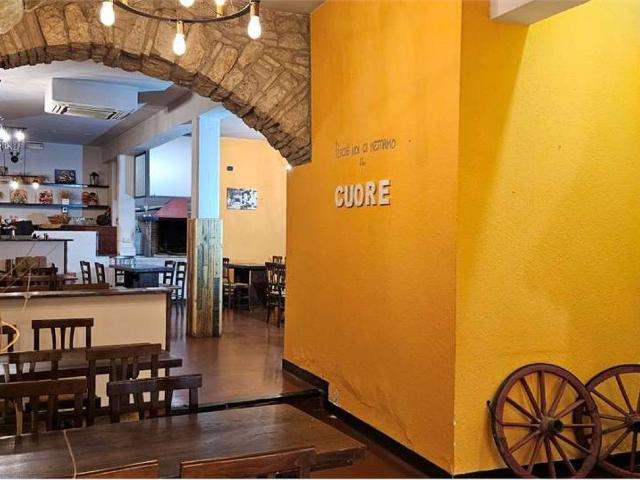 Locale Commerciale in affitto a Valecchie, Assisi