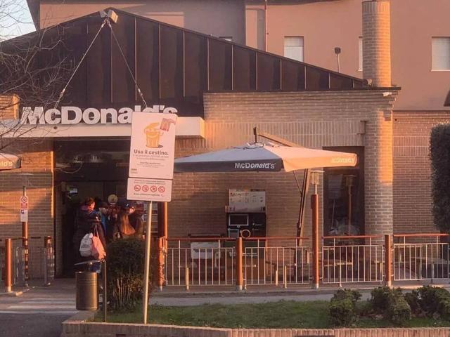 Locale Commerciale in affitto a Assisi, Perugia