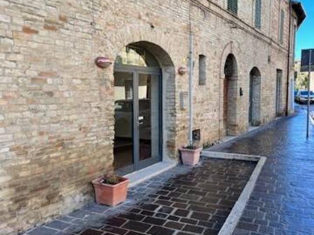 Locale Commerciale in affitto a Assisi, Umbria