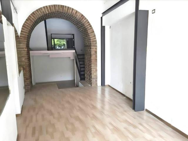 Locale Commerciale in affitto a Rione San Secondo, Piemonte