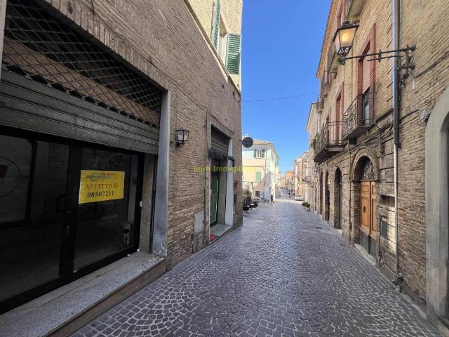 Locale Commerciale in affitto a Atri, Abruzzo