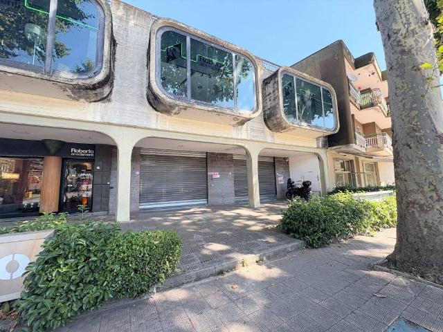 Locale Commerciale in affitto a Atripalda, Campania