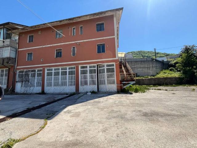 Locale Commerciale in affitto a Atripalda, Campania