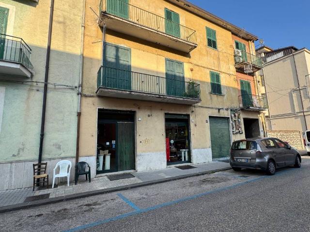 Locale Commerciale in affitto a Avellino, Campania