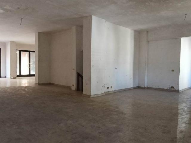 Locale Commerciale in affitto a Avellino, Campania
