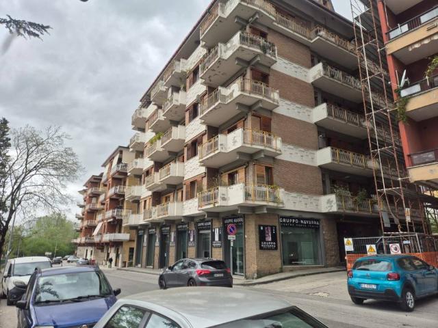 Locale Commerciale in affitto a Avellino, Campania