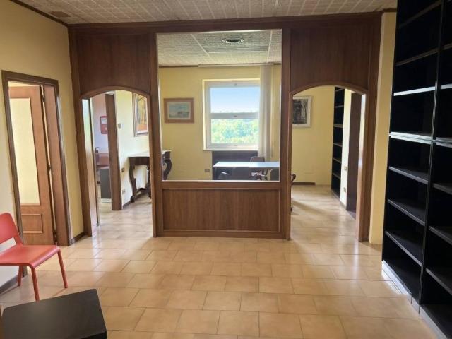 Locale Commerciale in affitto a Avellino, Campania
