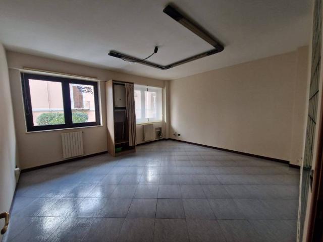 Locale Commerciale in affitto a Avellino, Campania