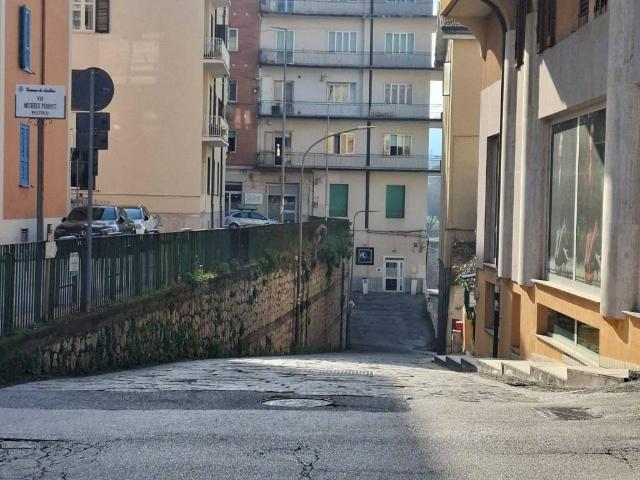 Locale Commerciale in affitto a Avellino, Campania
