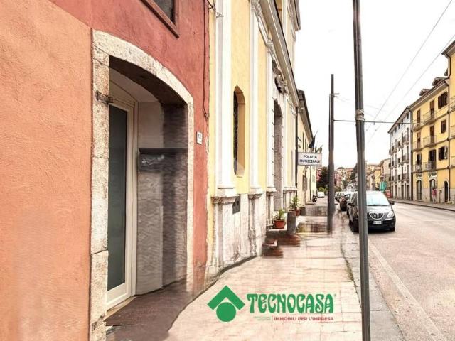 Locale Commerciale in affitto a Avellino, Campania