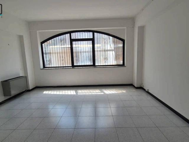 Locale Commerciale in affitto a Avellino, Campania