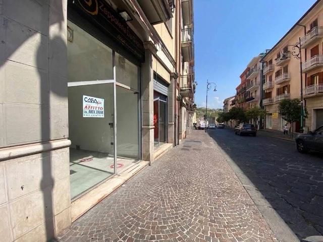 Locale Commerciale in affitto a Avellino, Campania