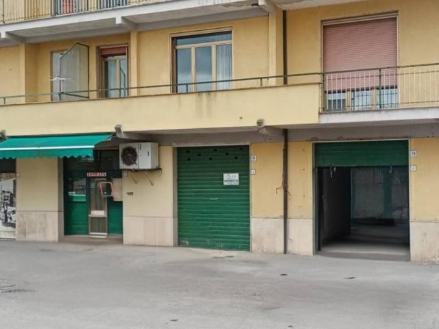 Locale Commerciale in affitto a Avellino, Campania