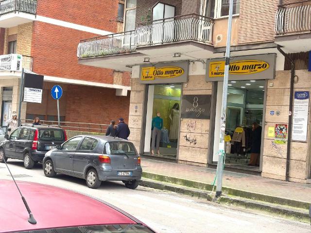 Locale Commerciale in affitto a Avellino, Campania