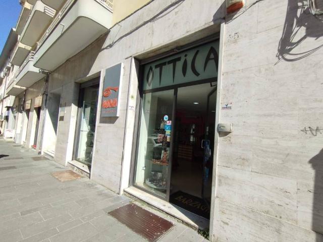 Locale Commerciale in affitto a Avellino, Campania