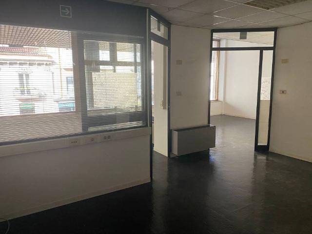 Locale Commerciale in affitto a Avellino, Campania