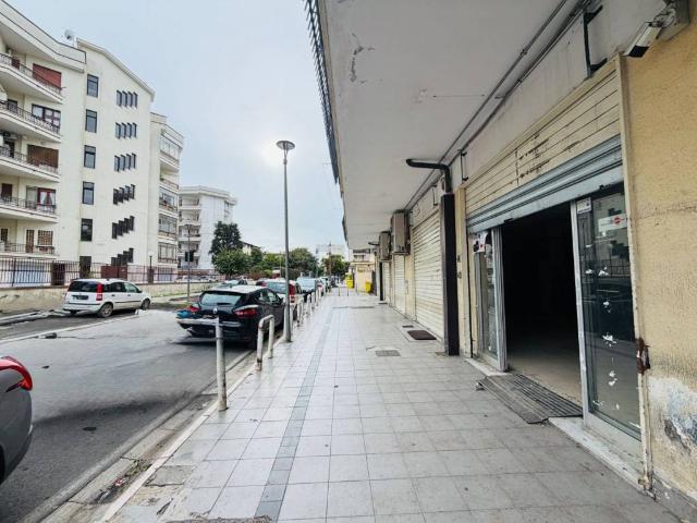 Locale Commerciale in affitto a Rione Costantinopoli, Aversa