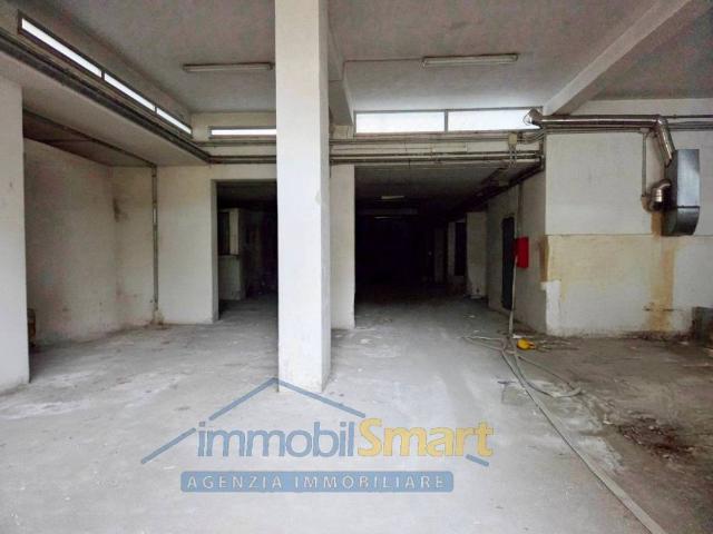 Locale Commerciale in affitto a Borgo San Lorenzo, Aversa