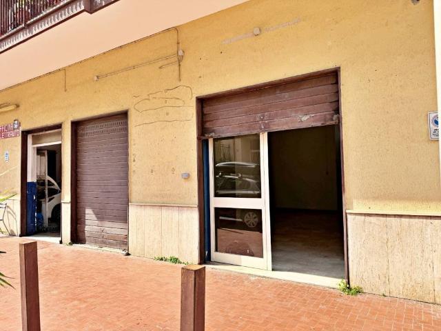 Locale Commerciale in affitto a Bagno d'Aversa, Aversa